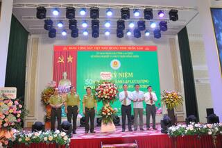 Ban Giám đốc Sở Nông nghiệp và PTNT tặng hoa chúc mừng