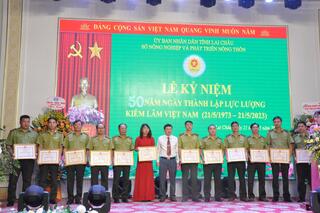 Lánh đạo Sở tặng Giấy khen cho tập thể,cá nhân
