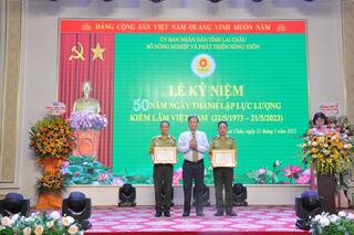 Giám đốc Sở tặng bằng khen của Bộ Nông nghiệp cho cá nhân