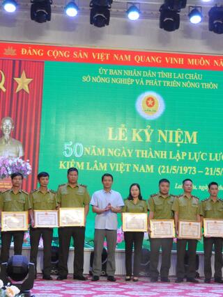 LĐ Sở Tặng giấy khen cho tập thể, các nhân