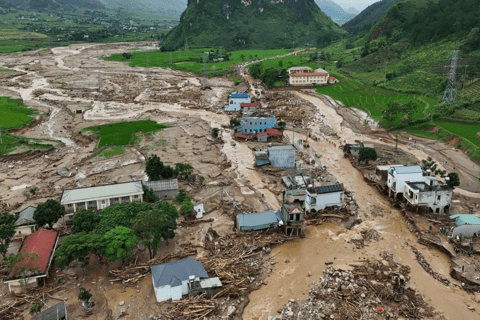 KIỂM LÂM LAI CHÂU CHUNG SỨC KHẮC PHỤC HẬU QUẢ MƯA LŨ, GIÚP NHÂN DÂN SỚM ỔN ĐỊNH CUỘC SỐNG