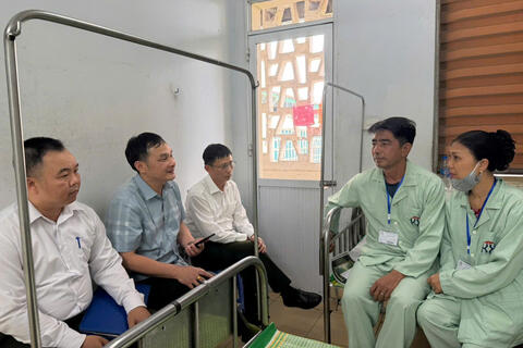 Chi cục Kiểm lâm tỉnh Lai Châu thăm hỏi, trao hỗ trợ gia đình công chức mắc bệnh hiểm nghèo