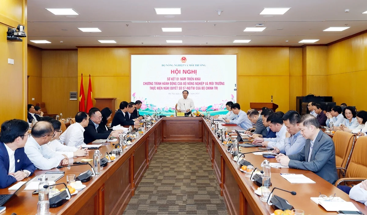 Bộ trưởng Trần Đức Thắng đánh giá cao sau 90 ngày, tổng số 61,72 triệu thửa đất đã được rà soát, cập nhật và chỉnh lý; trong đó hơn 24,37 triệu thửa đất đạt tiêu chí 'đúng - đủ - sạch - sống', đủ điều kiện vận hành theo thời gian thực, kết nối và chia sẻ với các cơ sở dữ liệu quốc gia khác. Ảnh: Khương Trung.