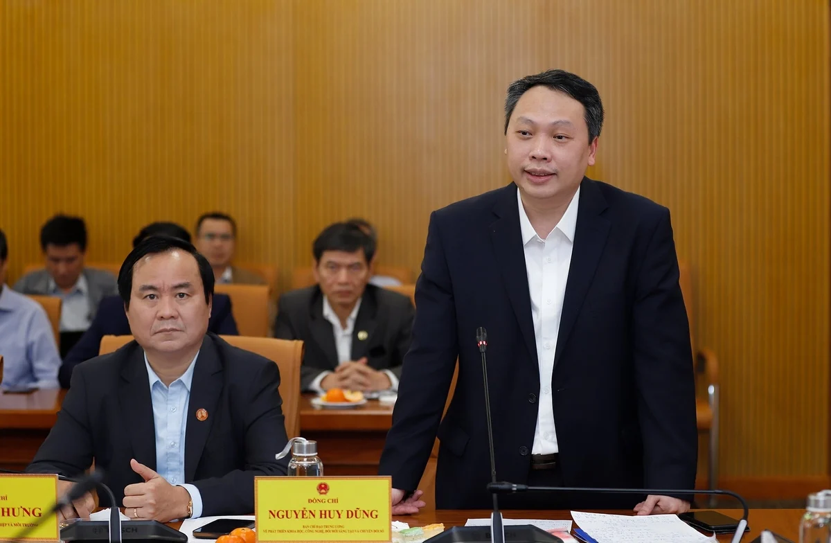 Ông Nguyễn Huy Dũng, Ủy viên Ban Chỉ đạo Trung ương về khoa học, công nghệ, đánh giá cao nỗ lực của toàn ngành trong việc hoàn thành 188 nhiệm vụ năm 2025, cơ bản đúng hạn và nhiều nhiệm vụ vượt tiến độ, nhất là trong bối cảnh khối lượng công việc lớn, dồn vào ba tháng cuối năm. Ảnh: Khương Trung.