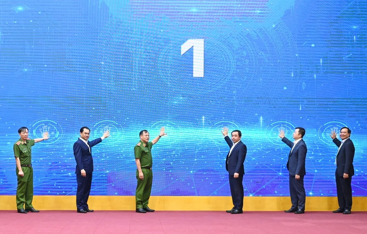 Các đại biểu bấm nút kích hoạt kết nối, đồng bộ dữ liệu. Ảnh: Kiều Chi.