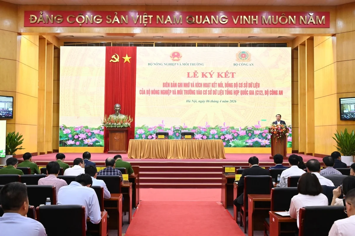 Lễ Ký kết Biên bản ghi nhớ và kích hoạt kết nối, đồng bộ cơ sở dữ liệu của Bộ Nông nghiệp và Môi trường vào Cơ sở dữ liệu tổng hợp quốc gia (C12). Ảnh: Kiều Chi.