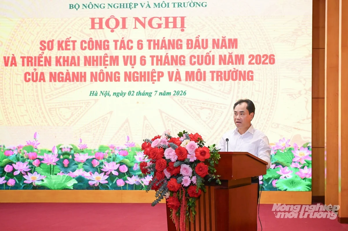 Bộ trưởng Trịnh Việt Hùng khẳng định, Bộ Nông nghiệp và Môi trường nghiêm túc tiếp thu đầy đủ ý kiến chỉ đạo của đồng chí Phó Thủ tướng Chính phủ, đồng thời trân trọng tiếp thu các ý kiến phát biểu tâm huyết, trách nhiệm của lãnh đạo các địa phương và đại diện các cơ quan, đơn vị thuộc Bộ. Ảnh: Tùng Đinh. Bộ trưởng Trịnh Việt Hùng khẳng định, Bộ Nông nghiệp và Môi trường nghiêm túc tiếp thu đầy đủ ý kiến chỉ đạo của đồng chí Phó Thủ tướng Chính phủ, đồng thời trân trọng tiếp thu các ý kiến phát biểu tâm huyết, trách nhiệm của lãnh đạo các địa phương và đại diện các cơ quan, đơn vị thuộc Bộ. Ảnh: Tùng Đinh.